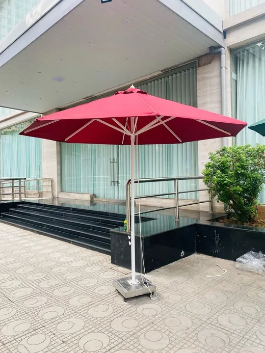 Ô chính tâm màu đỏ trước sảnh tòa nhà