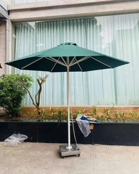 Ô chính tâm màu xanh lắp đặt trước tòa nhà
