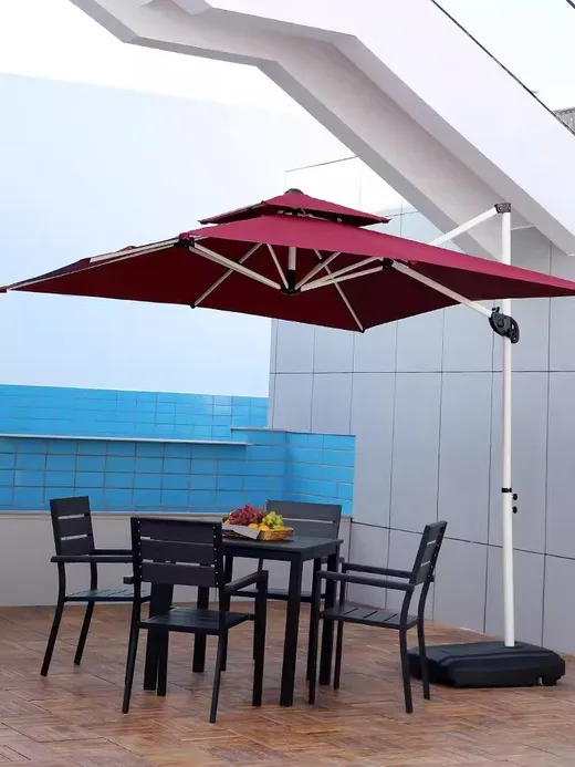 Ô lệch tâm màu đỏ che bàn ăn trên sân thượng